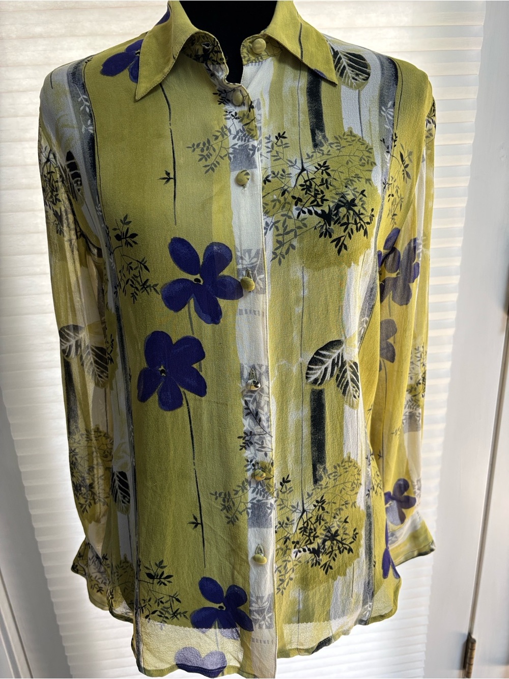 Vintage Tess 100% Silk Blouse Semi-Sheer Floral Crepe Size Small Covered Buttons